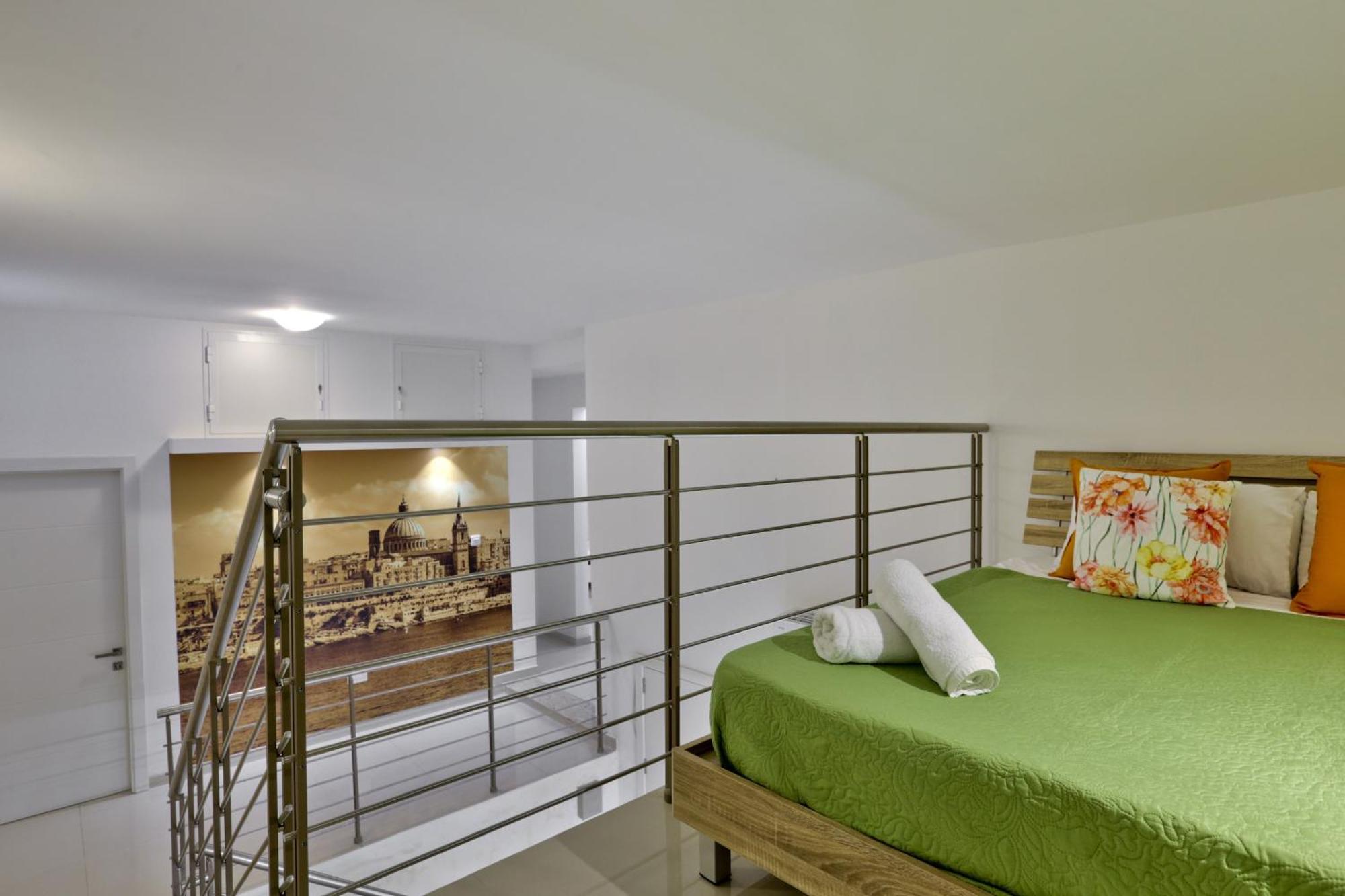 Exquisite 3-Bedroom Duplex Penthouse With Jacuzzi In Valletta Centre Exterior foto
