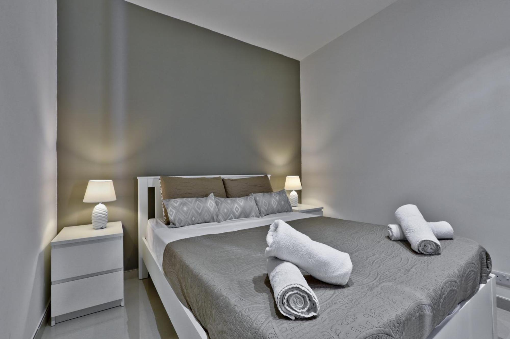 Exquisite 3-Bedroom Duplex Penthouse With Jacuzzi In Valletta Centre Exterior foto