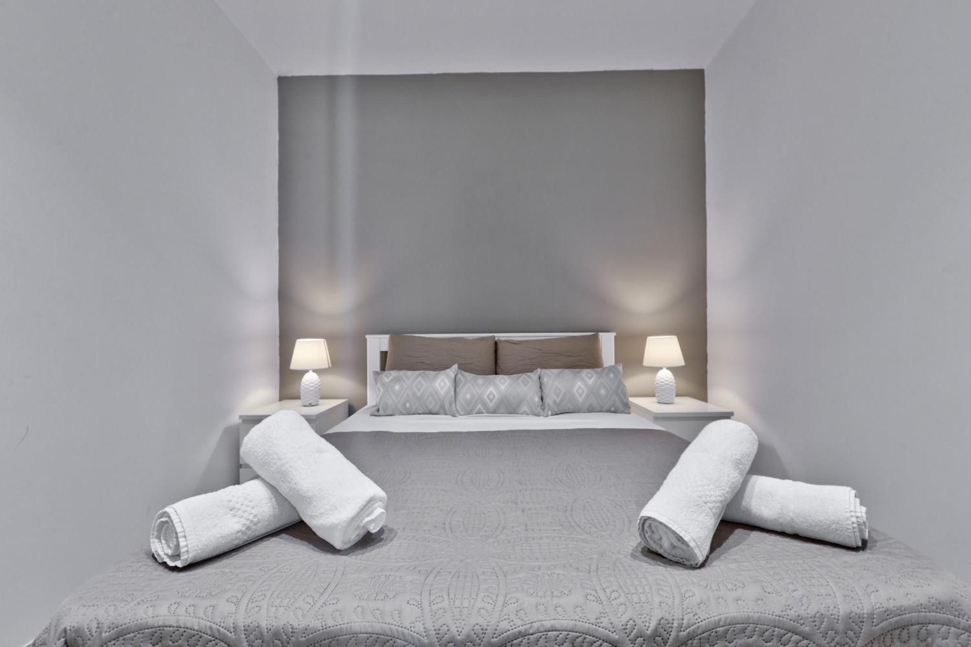 Exquisite 3-Bedroom Duplex Penthouse With Jacuzzi In Valletta Centre Exterior foto