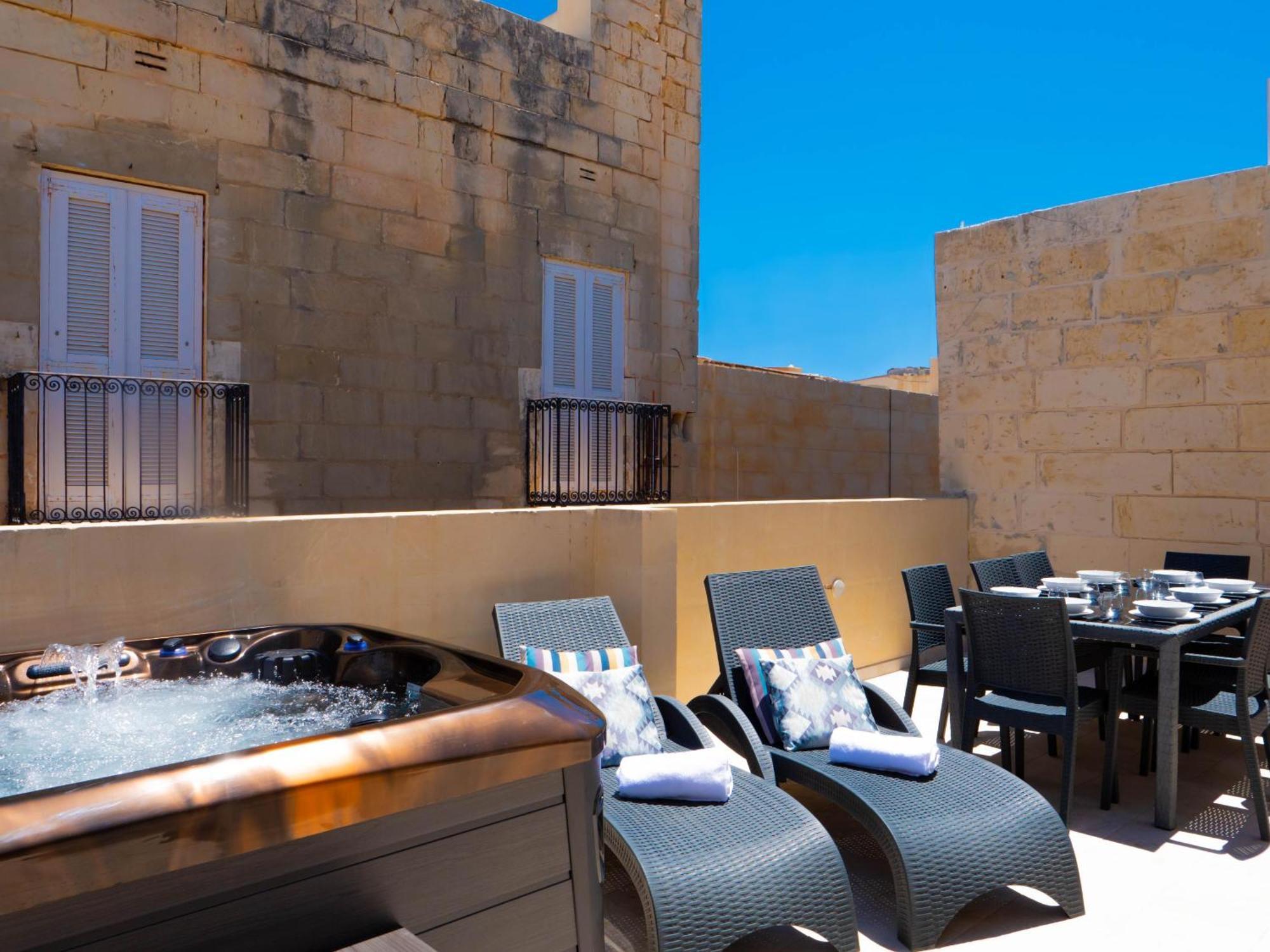 Exquisite 3-Bedroom Duplex Penthouse With Jacuzzi In Valletta Centre Exterior foto