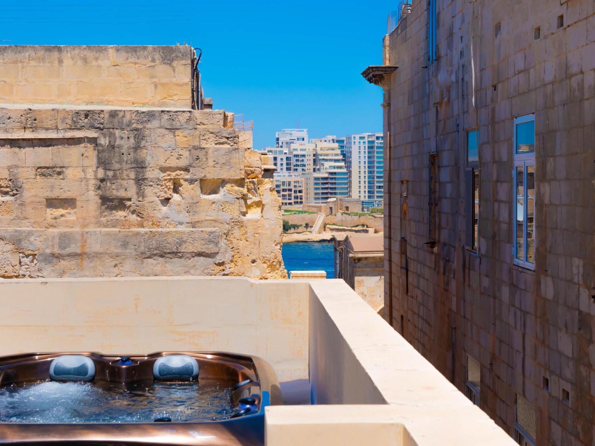 Exquisite 3-Bedroom Duplex Penthouse With Jacuzzi In Valletta Centre Exterior foto
